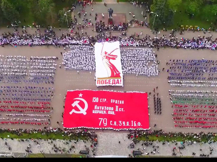 На центральной площади Черкесска развернули «Знамя Победы»
