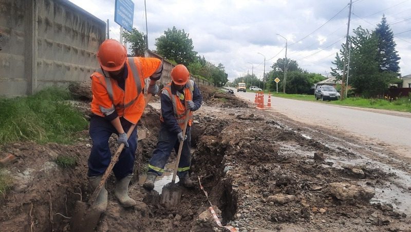 На двух улицах города Изобильного меняют водопровод