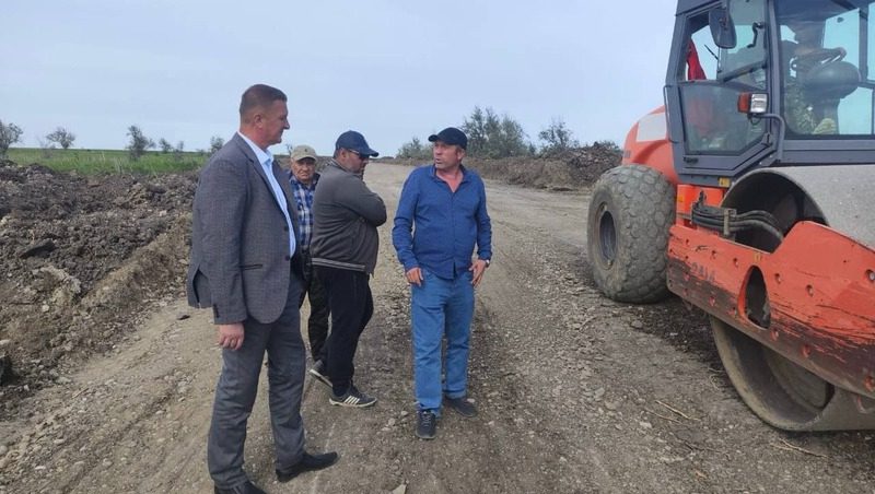 На Ставрополье партдесант проверил капремонт дорог, школы и библиотеки