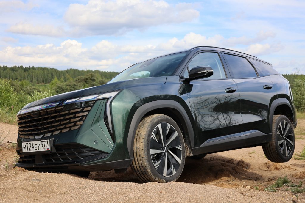 Новый Geely Atlas будут собирать в Беларуси. Что об этом известно?