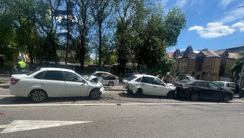 Один человек пострадал в результате столкновения пяти авто в Пятигорске