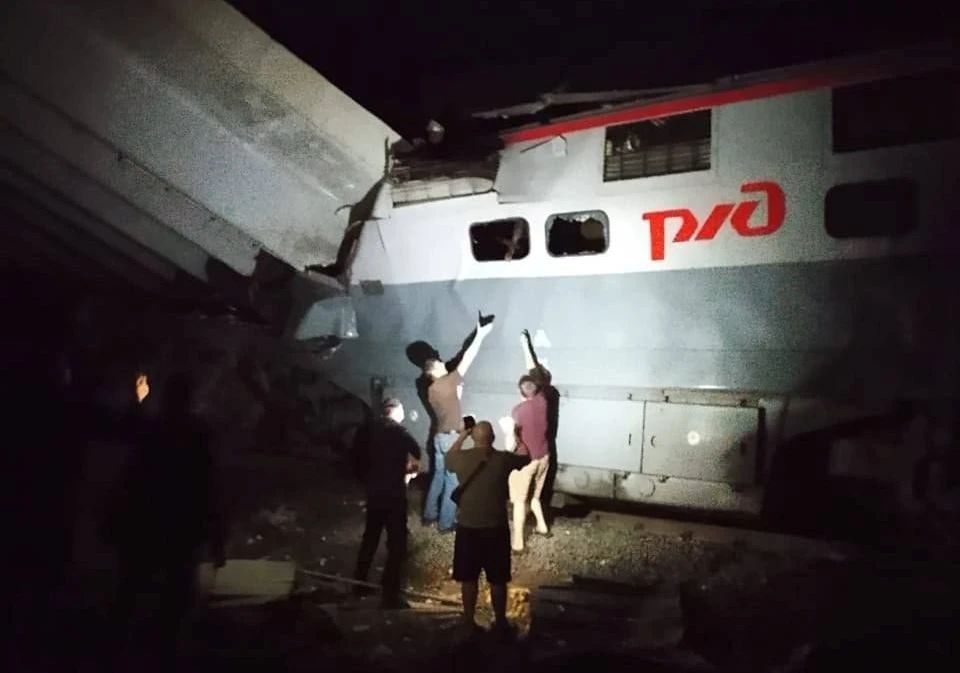 Один ребенок в тяжелом состоянии после обрушения моста в Брянской области0