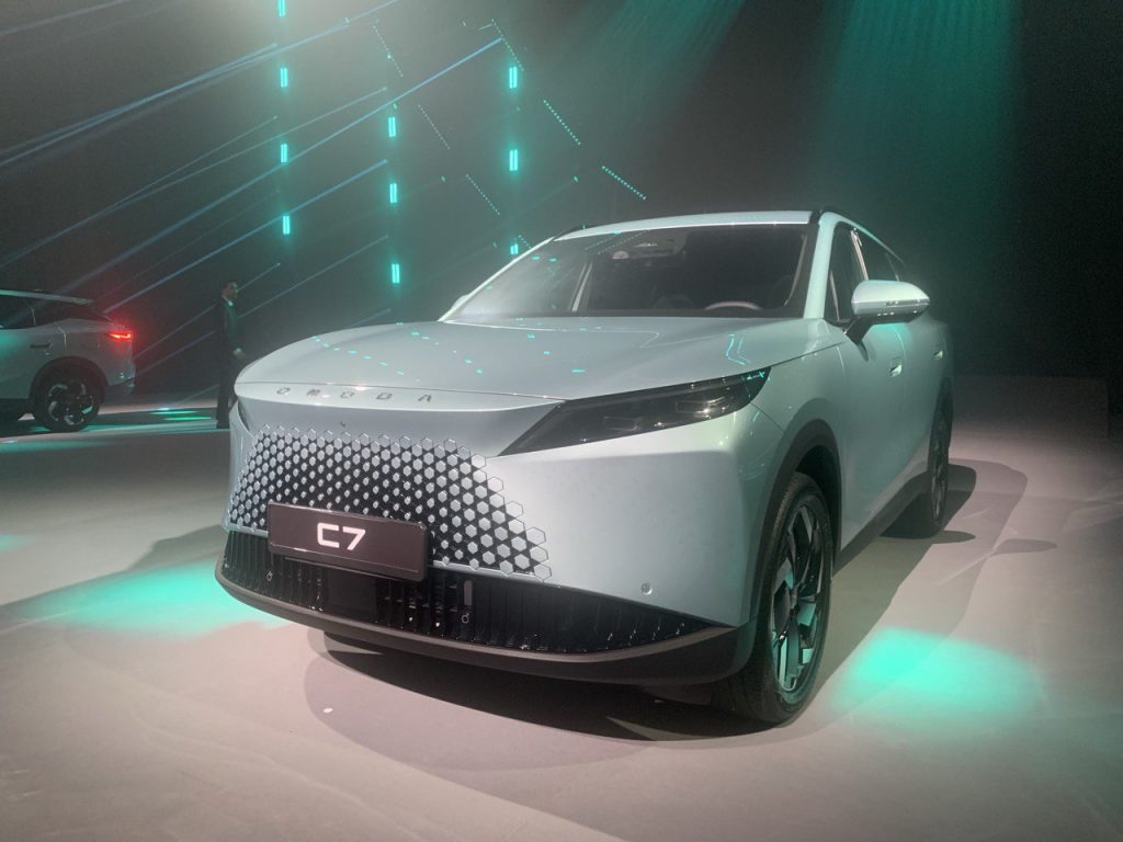 Omoda C7 представлен в России официально: известны все цены на новинку