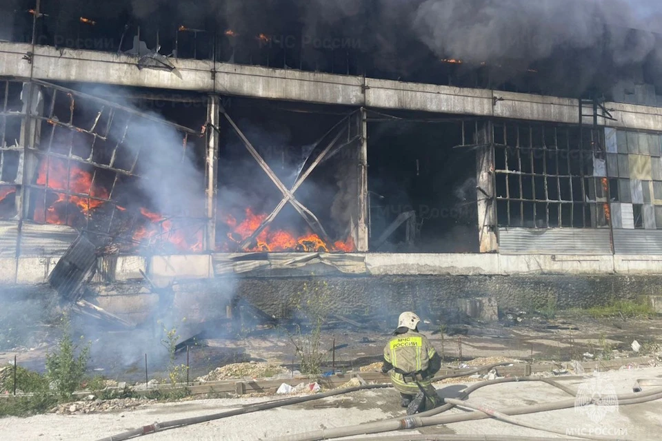 Пожар на 1000 кв. м в Пятигорске удалось потушить через восемь часов0