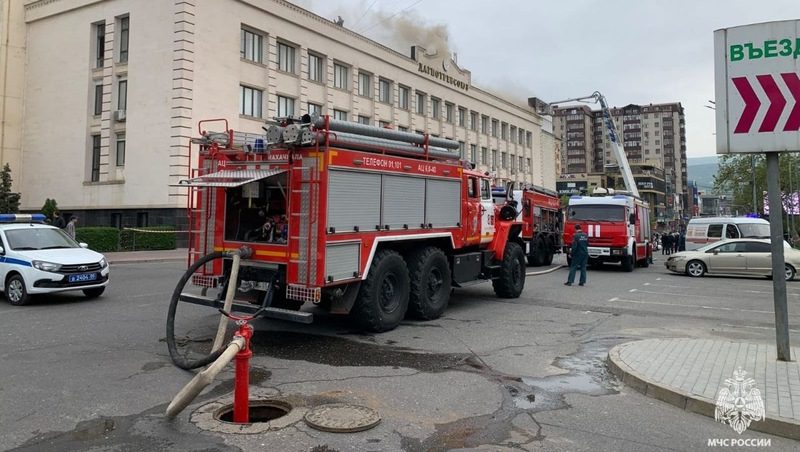 Пожар на крыше четырёхэтажного здания локализовали в Дагестане