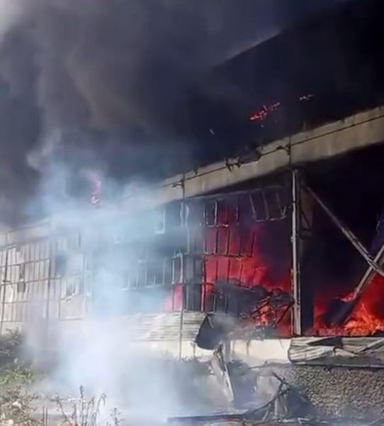 Пожар на складе пластика в Пятигорске охватил 1 тыс. квадратных метров