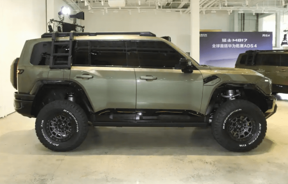 Представлен большой рамный внедорожник Dongfeng Warrior M817: 700 сил, пневмоподвеска и подруливающая задняя ось