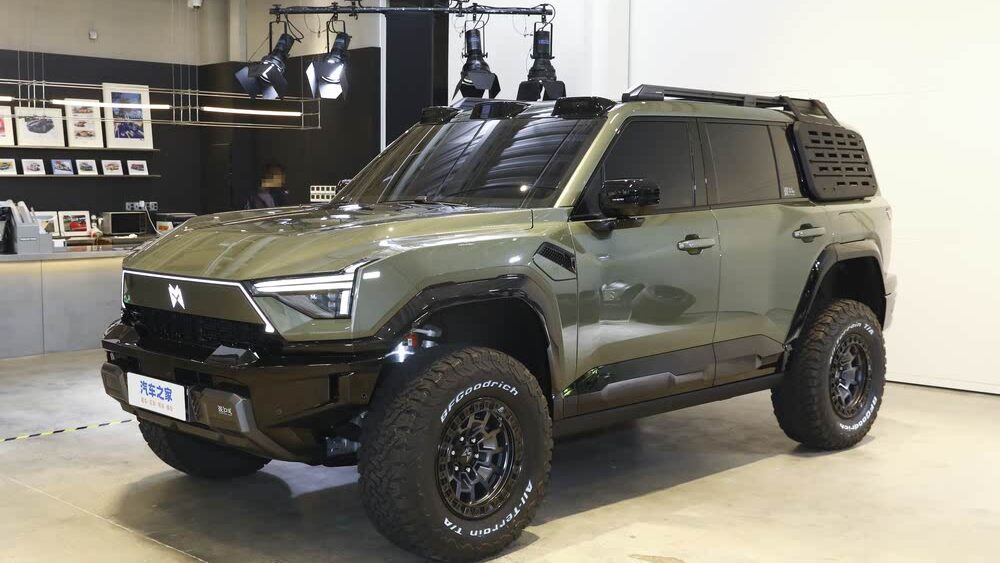 Представлен большой рамный внедорожник Dongfeng Warrior M817: 700 сил, пневмоподвеска и подруливающая задняя ось
