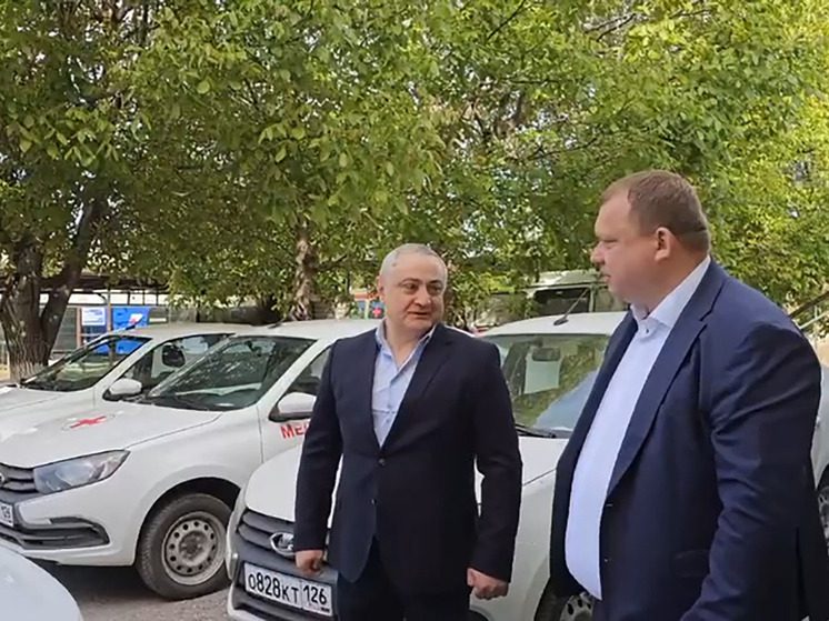 Районная больница Предгорья получила 14 новых служебных машин