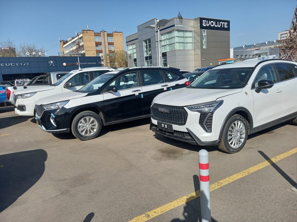 Российский авторынок ушел в пике: продажи новых легковых автомобилей продолжают падать