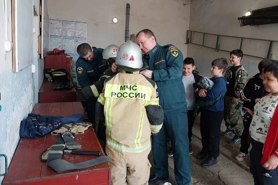 Школьников из села Степное на Ставрополье познакомили с работой спасателей0
