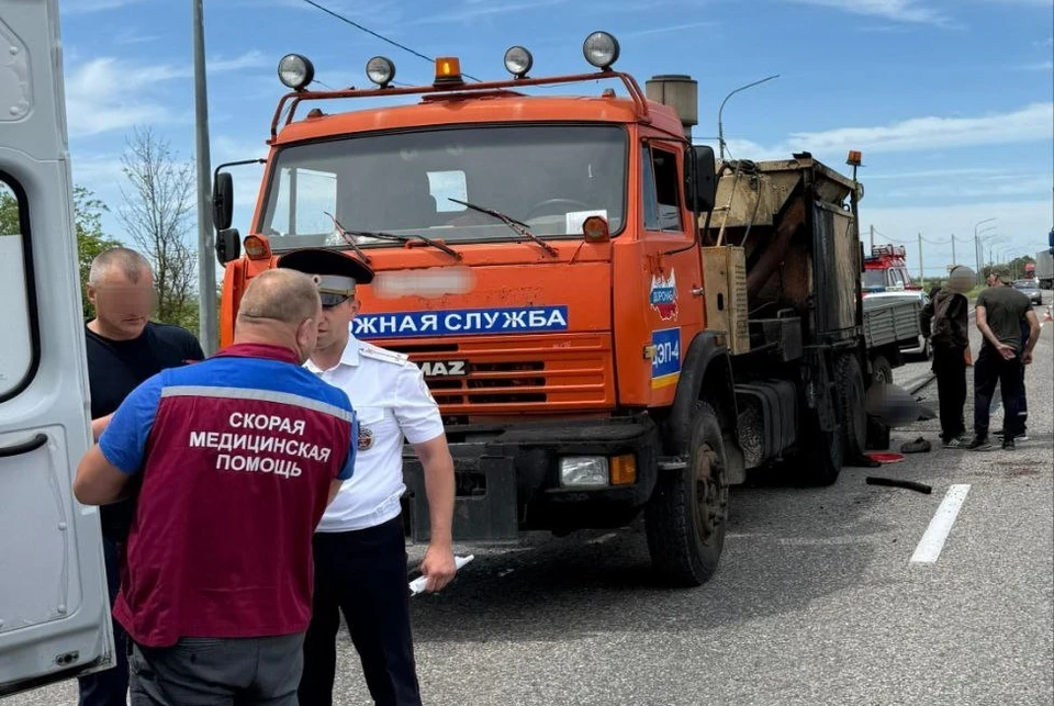Сотрудника дорожной службы насмерть сбил грузовик на Ставрополье0