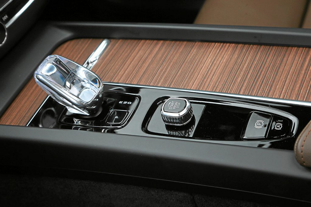 Сравнили Hongqi HS5 и Volvo XC60. Швед китайцу не товарищ?