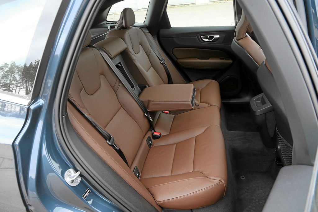 Сравнили Hongqi HS5 и Volvo XC60. Швед китайцу не товарищ?