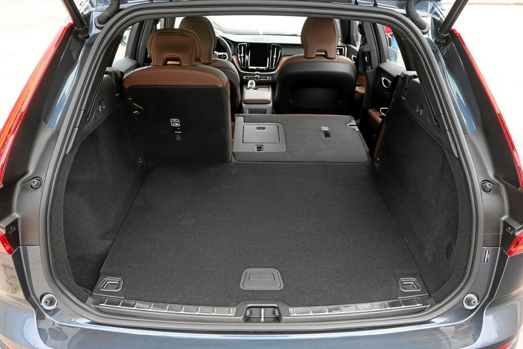Сравнили Hongqi HS5 и Volvo XC60. Швед китайцу не товарищ?