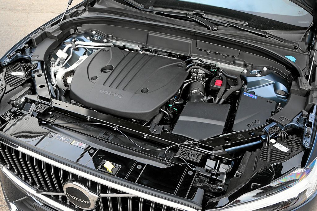Сравнили Hongqi HS5 и Volvo XC60. Швед китайцу не товарищ?