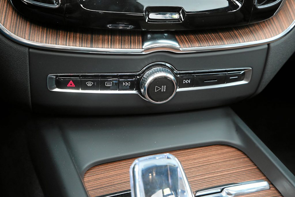 Сравнили Hongqi HS5 и Volvo XC60. Швед китайцу не товарищ?