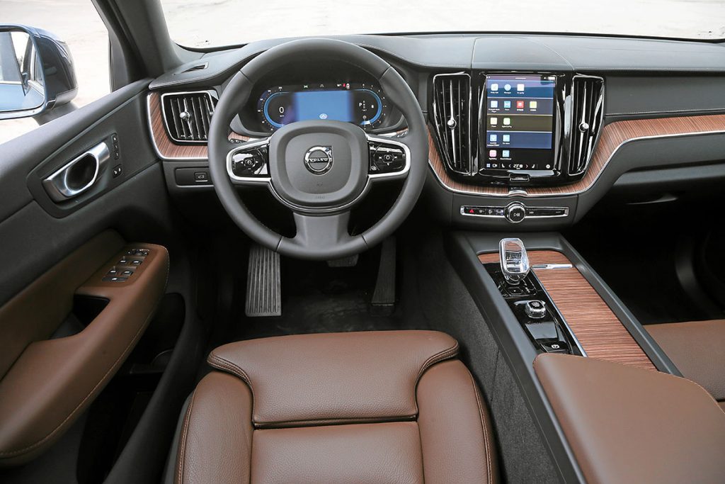 Сравнили Hongqi HS5 и Volvo XC60. Швед китайцу не товарищ?