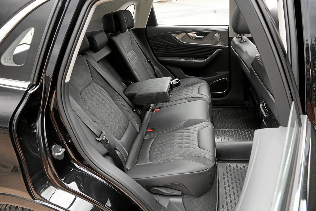 Сравнили Hongqi HS5 и Volvo XC60. Швед китайцу не товарищ?