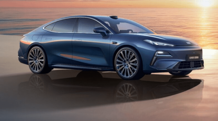Старт продаж гибридного седана Geely Galaxy Starshine 8: крутой дизайн и запас хода 1600 км