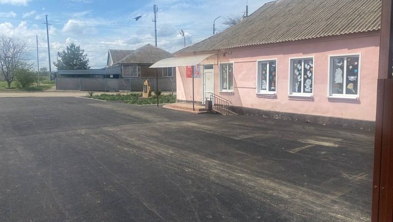 Территорию сельского Дома культуры заасфальтировали в Александровском округе