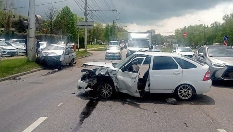 Три автомобиля столкнулись на проспекте Кулакова в Ставрополе