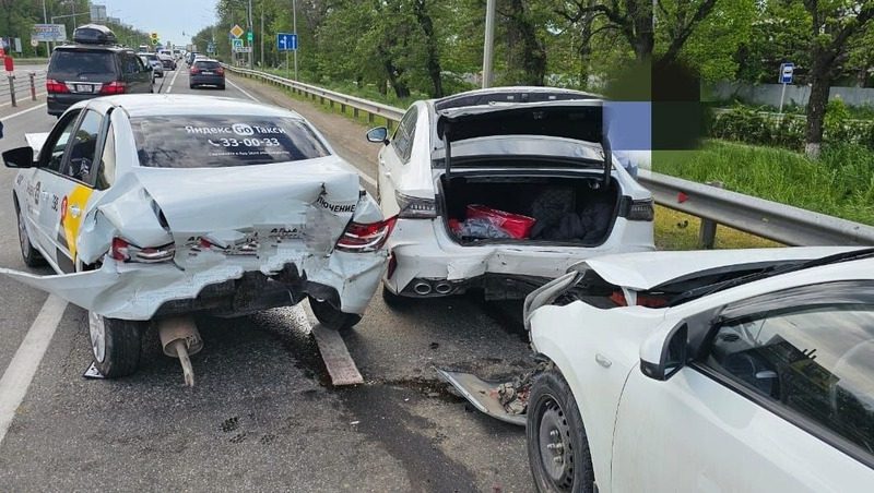 Три автомобиля столкнулись на трассе «Кавказ» в Минводах