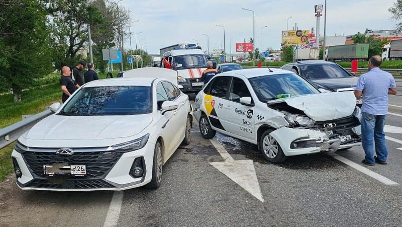 Три автомобиля столкнулись на трассе «Кавказ» в Минводах