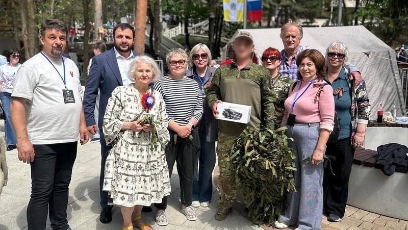 Туристы из 50 регионов РФ сплели 500 кв. м маскировочных сетей в Кисловодске