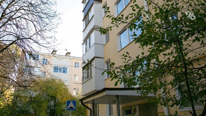 В Георгиевске человек выпал на козырёк подъезда