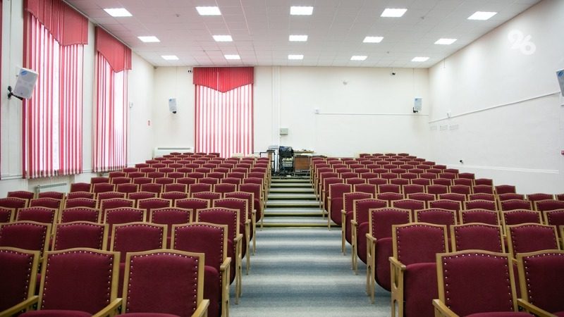 В Изобильном продолжается капремонт концертного зала «Факел»