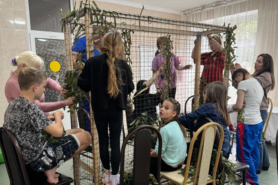 В Кисловодске воспитанники детдома плетут маскировочные сети для бойцов СВО0