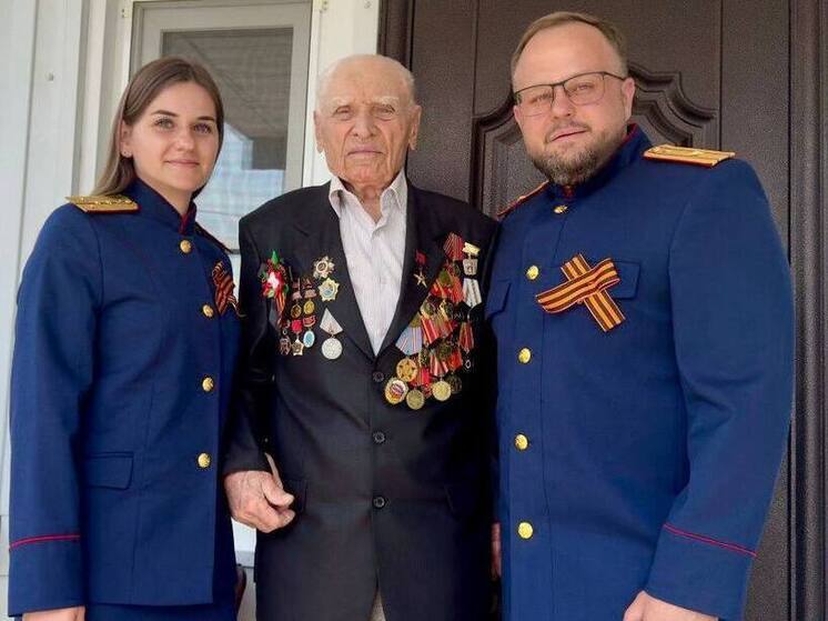 В Кочубеевском округе офицеры поздравили с Днем Победы ветерана ВОВ