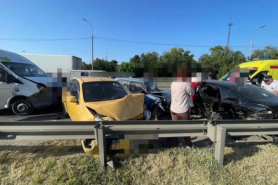 В массовом ДТП с пятью машинами на Ставрополье погиб 25-летний лихач0
