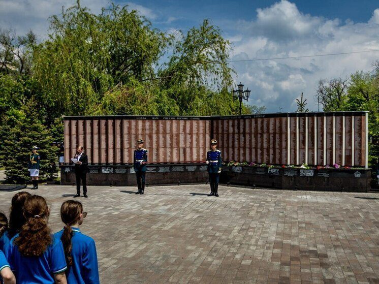 В Невинномысске после капитального ремонта открыли мемориальную стелу «Книга памяти»