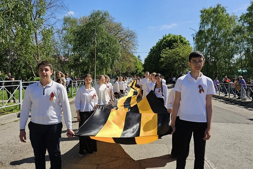 В округе на Ставрополье в День Победы пронесли 80-метровую Георгиевскую ленту0