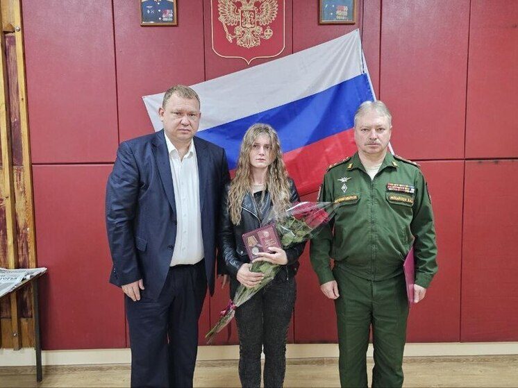 В Предгорном округе семье погибшего военнослужащего вручили медаль «За храбрость»