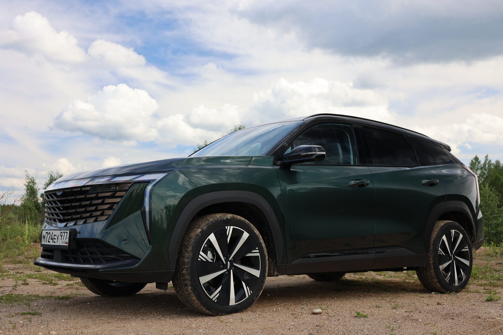 В России снижены цены на новый кроссовер Geely Atlas: за сколько его можно купить?