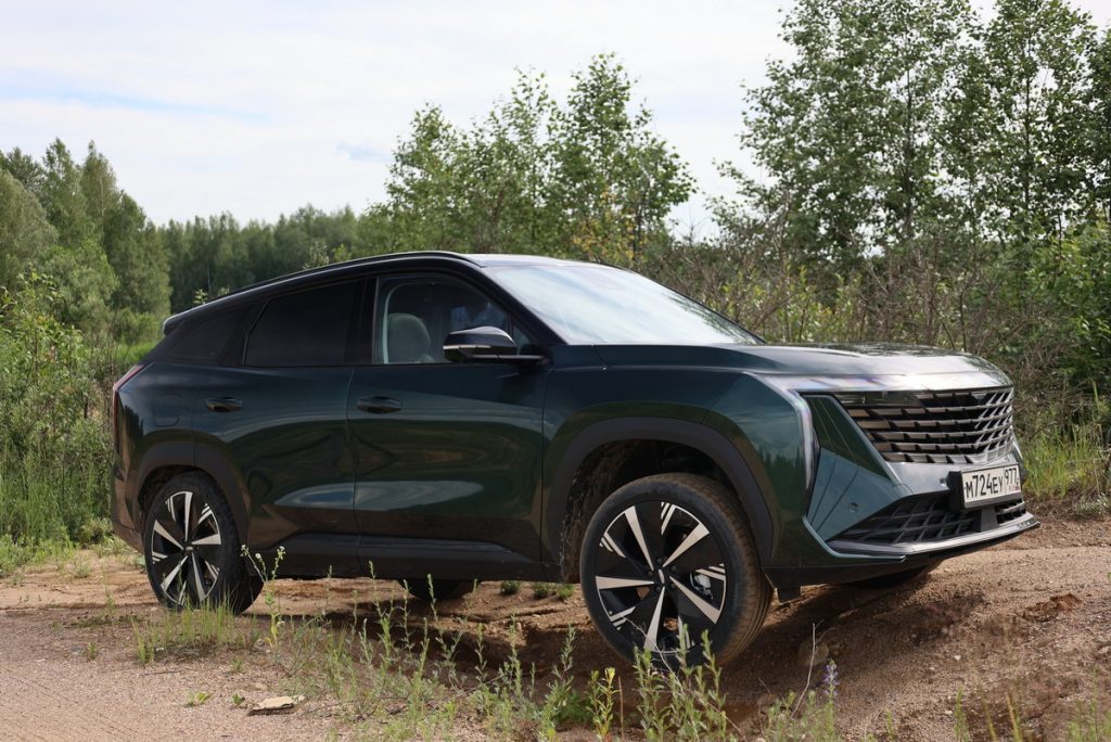 В России снижены цены на новый кроссовер Geely Atlas: за сколько его можно купить?