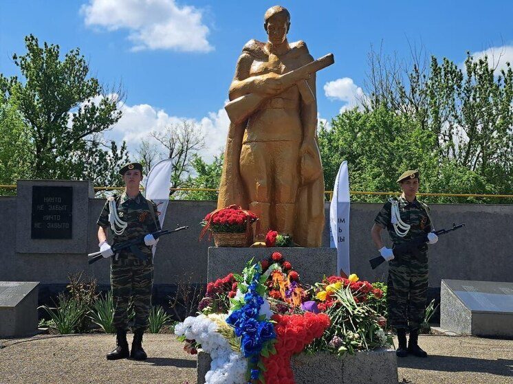 В селе Минераловодского округа зажгли новый Вечный огонь на Братской могиле советских воинов