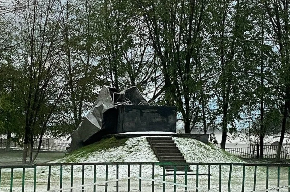 В Северной Осетии порывистый ветер снес с постамента памятник Коста Хетагурову0