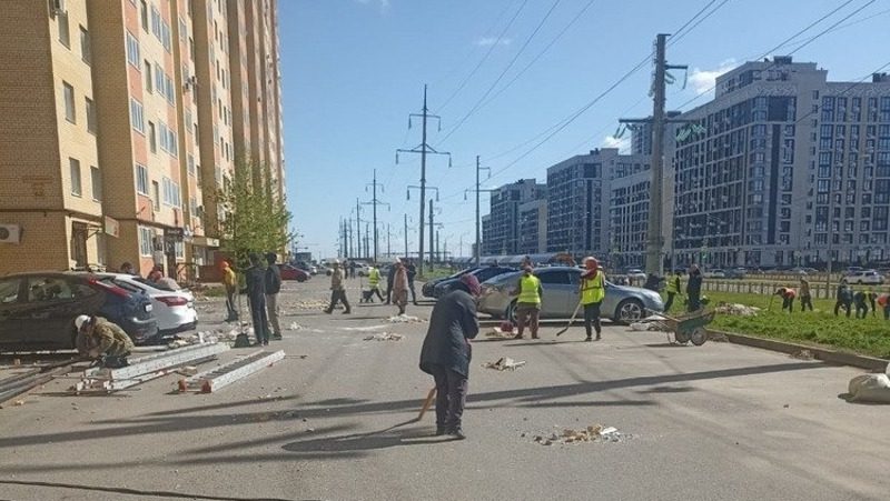 В Ставрополе убирают территорию по соседству с домом, пострадавшим от взрыва