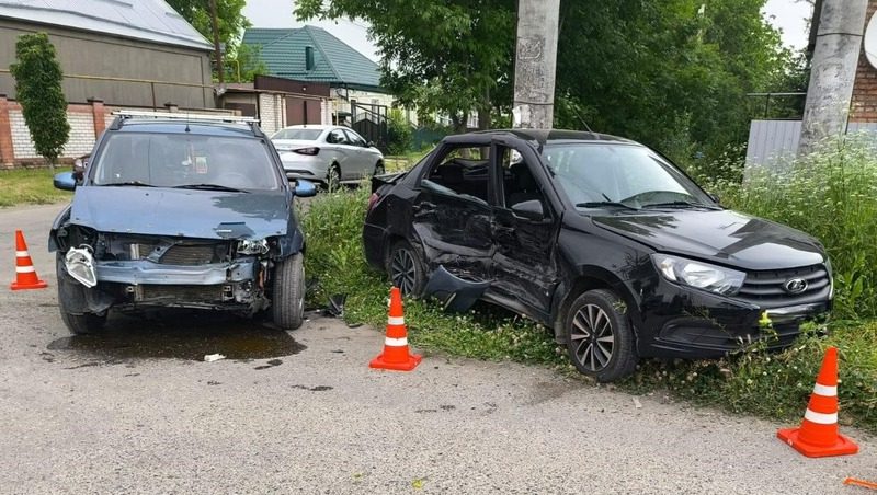 В столкновении автомобилей в Минераловодском округе пострадали два человека