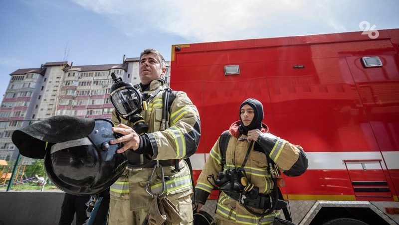 В Зеленокумске пожарные борются с огнём в торговом центре на площади 500 кв м