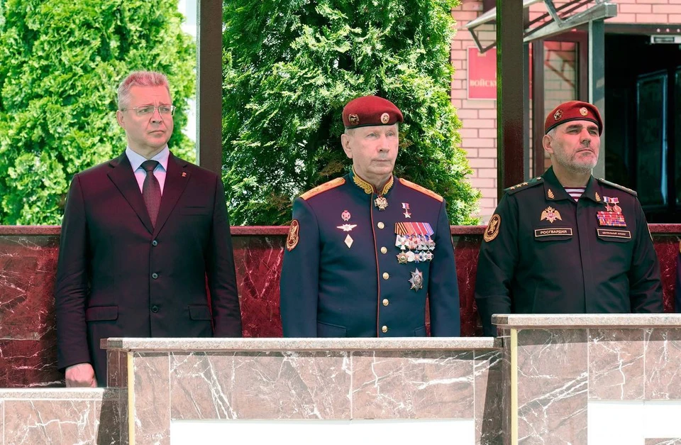 Виктор Золотов вручил штандарт командующему Северо-Кавказским округом Росгвардии0