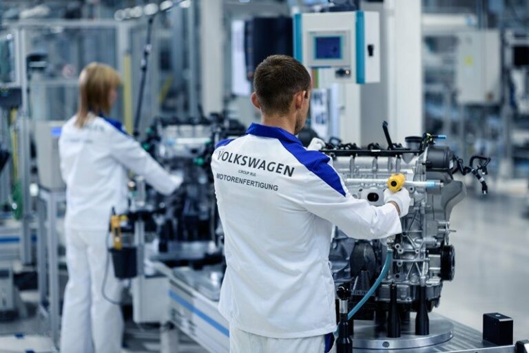 Volkswagen столкнулся с рекордным падением прибыли: виноваты китайцы, «зеленые» и Трамп