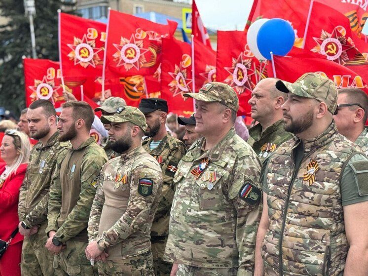 Впервые в Железноводске отдельной колонной в праздничном шествии прошли действующие участники СВО