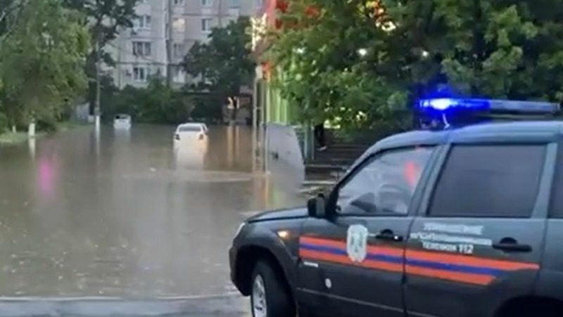 Жителей Невинномысска из-за подтопления возили к домам на лодках