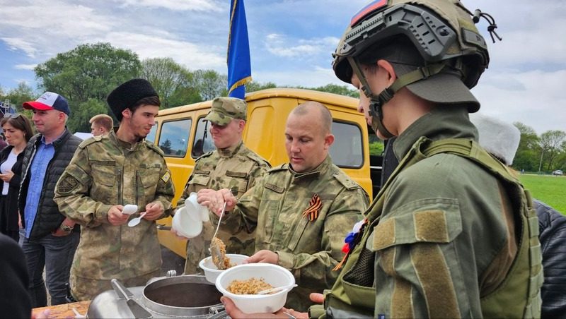 Жителей Предгорного округа угостили солдатской кашей, шулюмом и пловом