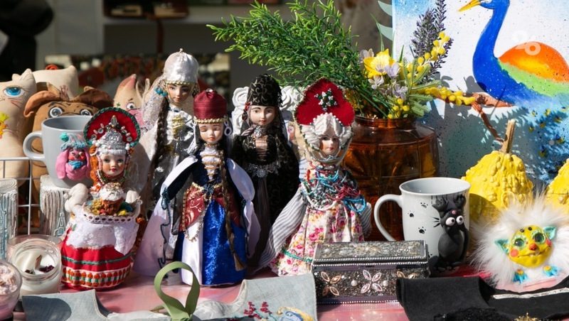 Жительница Северной Осетии делает из глины персонажей истории и культуры